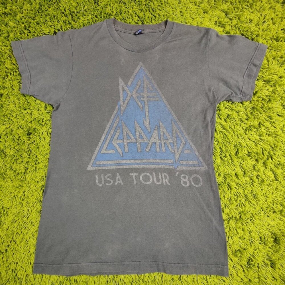 Vintage 'Def Leppard' distressed and sun faded grey band t-shirt men's s